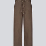 Brune jeans med vidde I bomuldsdenim. IsoldeMD pants har en høj talje for- og baglommer og et bindebånd i taljen.