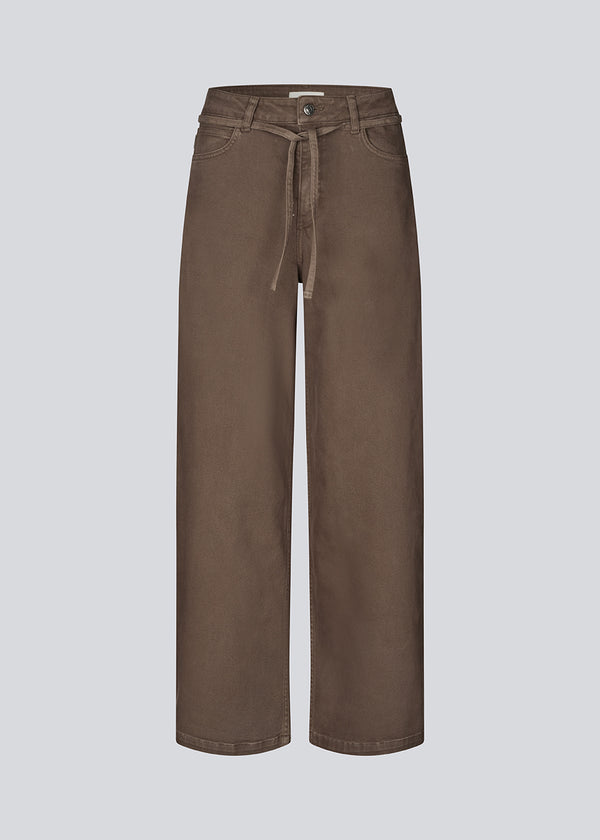 Brune jeans med vidde I bomuldsdenim. IsoldeMD pants har en høj talje for- og baglommer og et bindebånd i taljen.