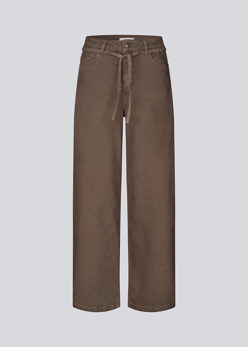 Brune jeans med vidde I bomuldsdenim. IsoldeMD pants har en høj talje for- og baglommer og et bindebånd i taljen.