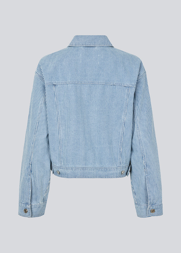 Denim jakke med løse ærmer og knappelukning. IsoldeMD jacket har to brystlommer og knaplukning i ærmerne og ryggen.