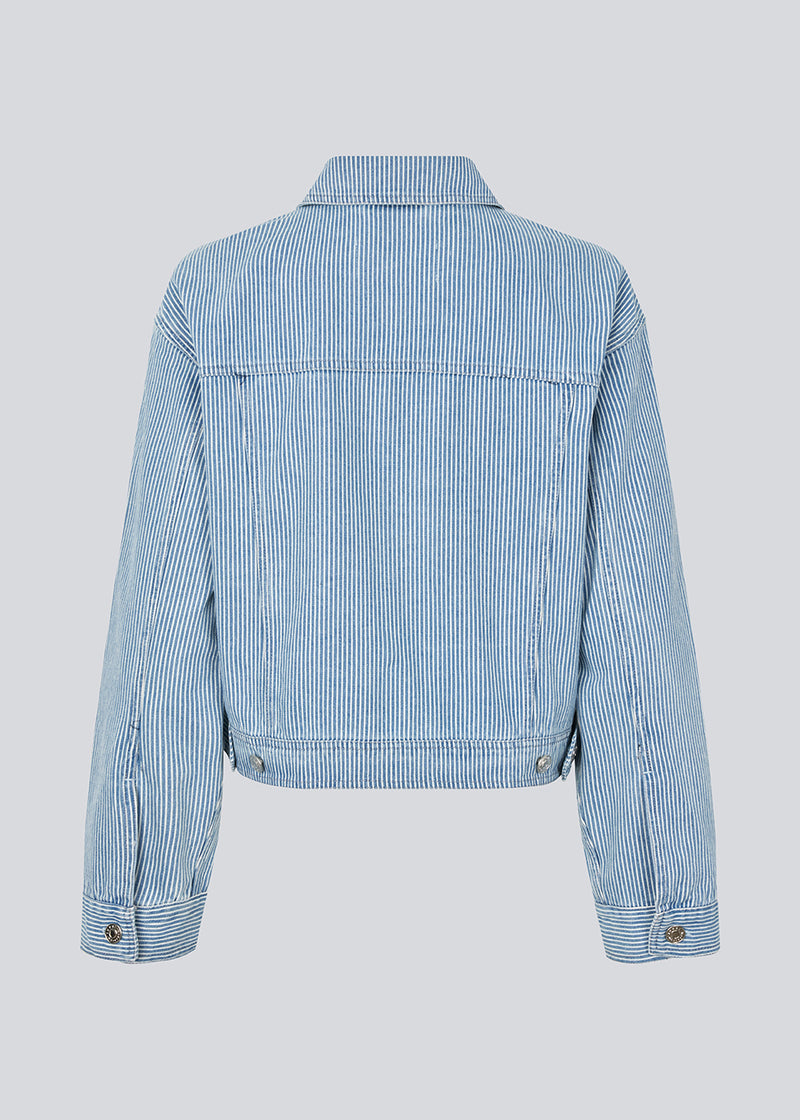 Denim jakke med løse ærmer og knappelukning. IsoldeMD jacket har to brystlommer og knaplukning i ærmerne og ryggen.