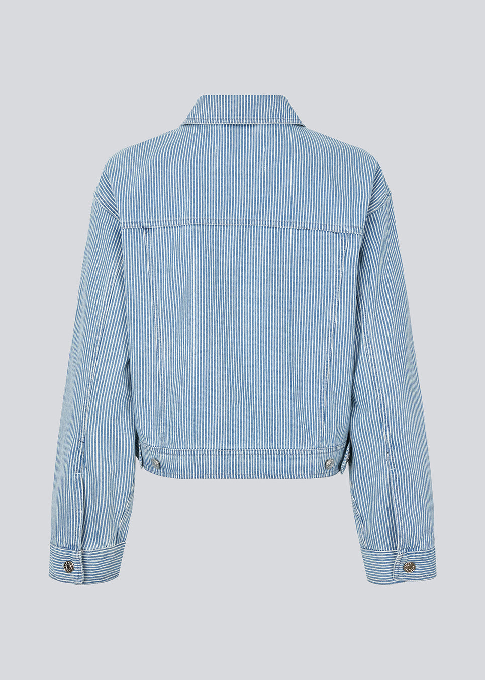Denim jakke med løse ærmer og knappelukning. IsoldeMD jacket har to brystlommer og knaplukning i ærmerne og ryggen.