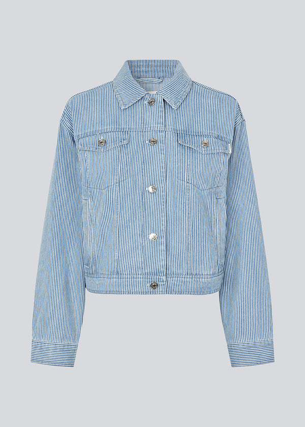 Denim jakke med løse ærmer og knappelukning. IsoldeMD jacket har to brystlommer og knaplukning i ærmerne og ryggen.