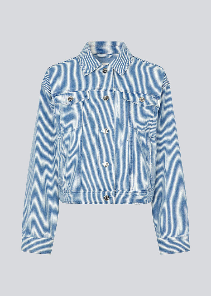 Denim jakke med løse ærmer og knappelukning. IsoldeMD jacket har to brystlommer og knaplukning i ærmerne og ryggen.