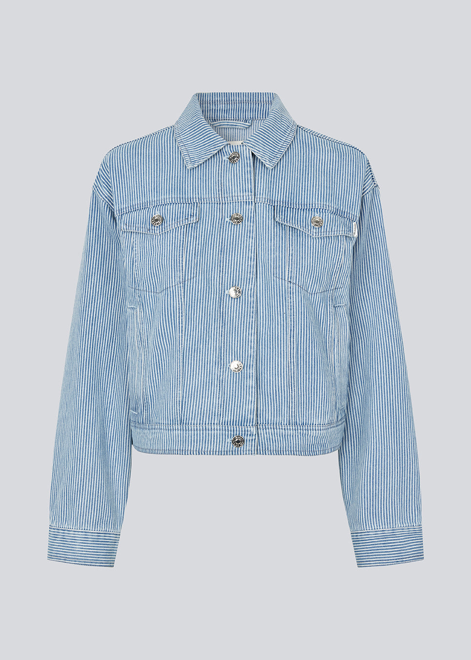 Denim jakke med løse ærmer og knappelukning. IsoldeMD jacket har to brystlommer og knaplukning i ærmerne og ryggen.