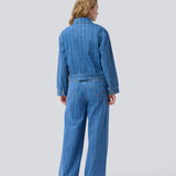 Denim skjorte med løs pasform og knappelukning. IsoldeMD jacquard overshirt har brede ærmer, skjorte krave og to lommer til. Denim skjorten kan fint bruges som en let jakke henover sommeren.

