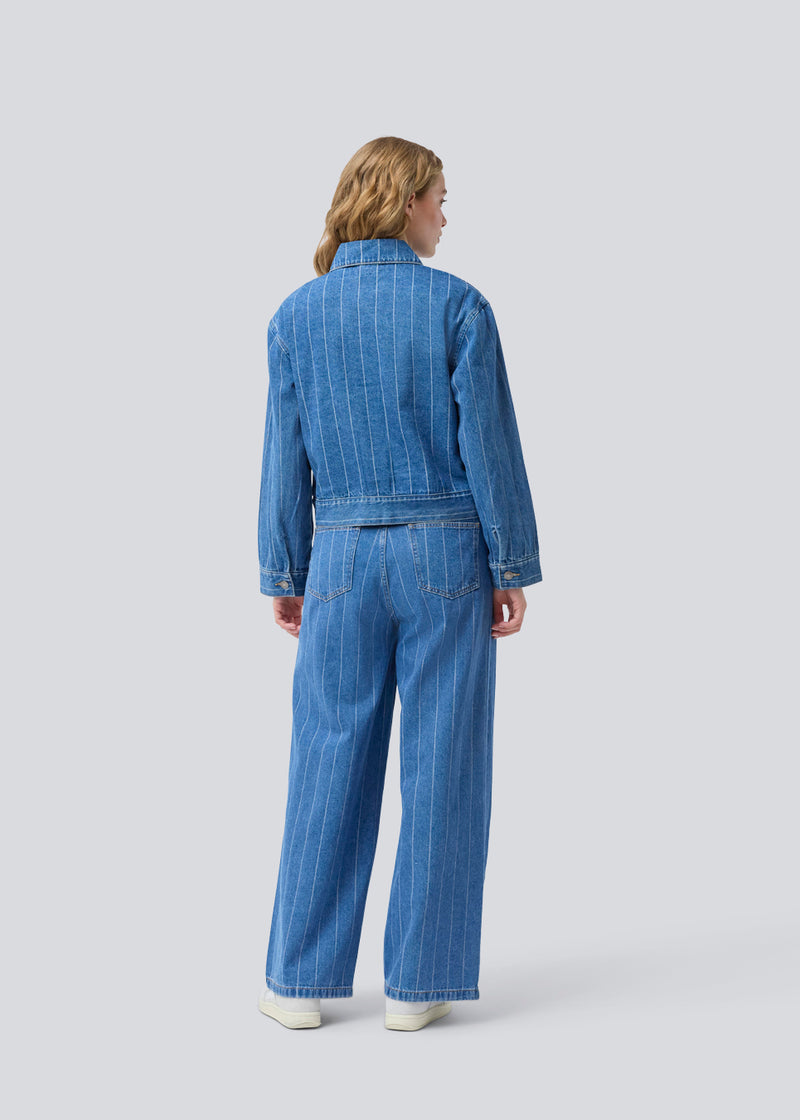 Denim skjorte med løs pasform og knappelukning. IsoldeMD jacquard overshirt har brede ærmer, skjorte krave og to lommer til. Denim skjorten kan fint bruges som en let jakke henover sommeren.
