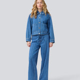 Denim skjorte med løs pasform og knappelukning. IsoldeMD jacquard overshirt har brede ærmer, skjorte krave og to lommer til. Denim skjorten kan fint bruges som en let jakke henover sommeren.
