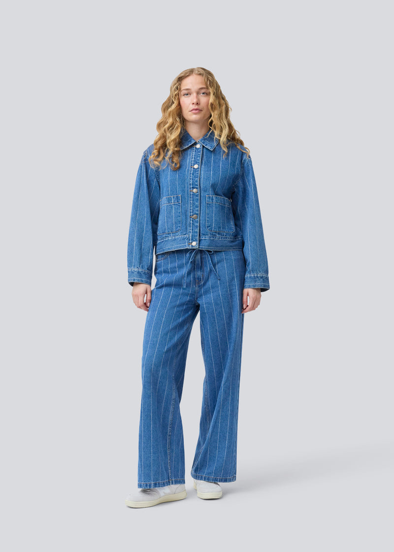 Denim skjorte med løs pasform og knappelukning. IsoldeMD jacquard overshirt har brede ærmer, skjorte krave og to lommer til. Denim skjorten kan fint bruges som en let jakke henover sommeren.
