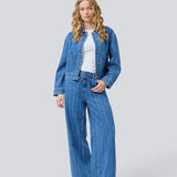 Denim skjorte med løs pasform og knappelukning. IsoldeMD jacquard overshirt har brede ærmer, skjorte krave og to lommer til. Denim skjorten kan fint bruges som en let jakke henover sommeren.
