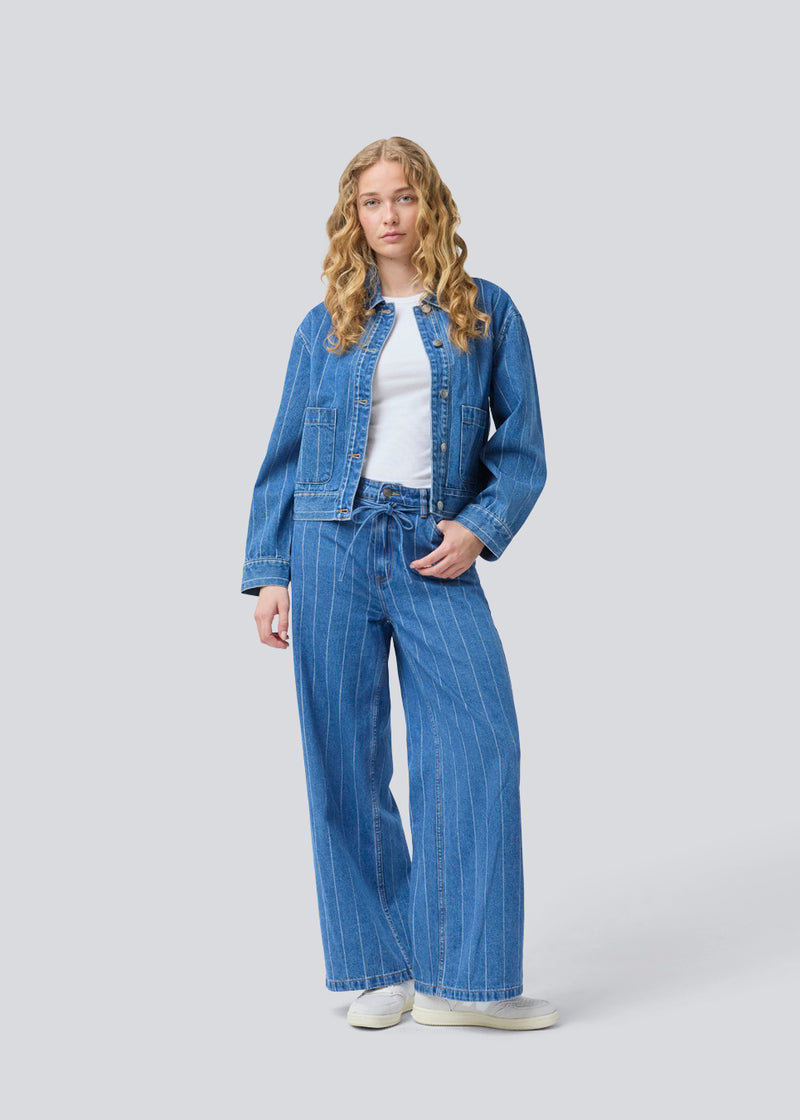 Denim skjorte med løs pasform og knappelukning. IsoldeMD jacquard overshirt har brede ærmer, skjorte krave og to lommer til. Denim skjorten kan fint bruges som en let jakke henover sommeren.
