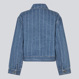 Denim skjorte med løs pasform og knappelukning. IsoldeMD jacquard overshirt har brede ærmer, skjorte krave og to lommer til. Denim skjorten kan fint bruges som en let jakke henover sommeren.
