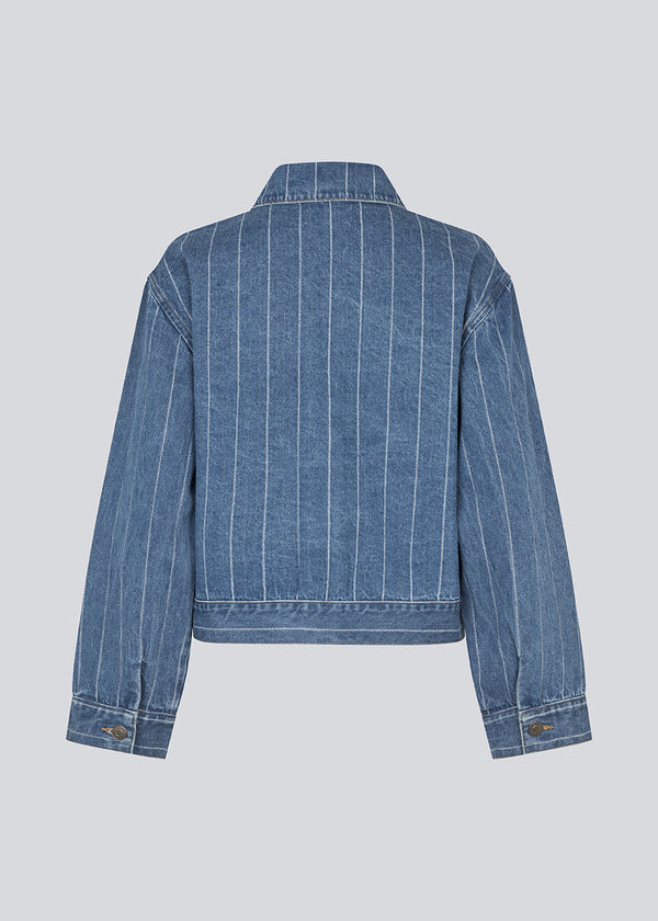 Denim skjorte med løs pasform og knappelukning. IsoldeMD jacquard overshirt har brede ærmer, skjorte krave og to lommer til. Denim skjorten kan fint bruges som en let jakke henover sommeren.
