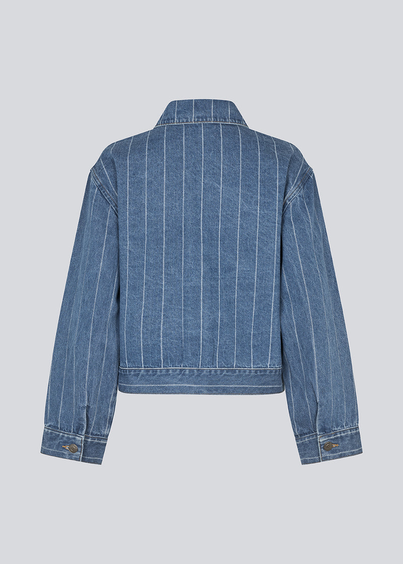 Denim skjorte med løs pasform og knappelukning. IsoldeMD jacquard overshirt har brede ærmer, skjorte krave og to lommer til. Denim skjorten kan fint bruges som en let jakke henover sommeren.
