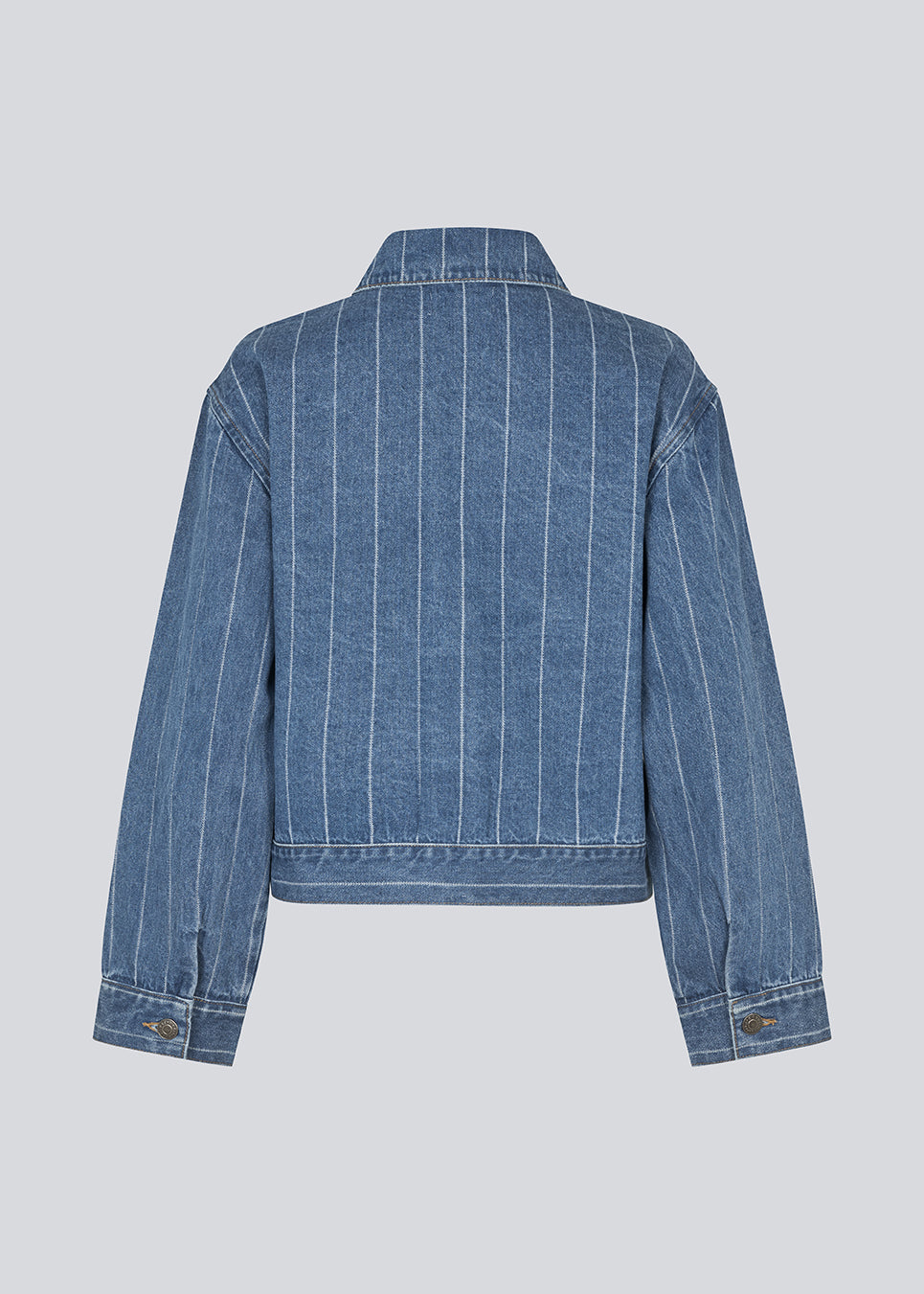Denim skjorte med løs pasform og knappelukning. IsoldeMD jacquard overshirt har brede ærmer, skjorte krave og to lommer til. Denim skjorten kan fint bruges som en let jakke henover sommeren.
