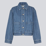Denim skjorte med løs pasform og knappelukning. IsoldeMD jacquard overshirt har brede ærmer, skjorte krave og to lommer til. Denim skjorten kan fint bruges som en let jakke henover sommeren.
