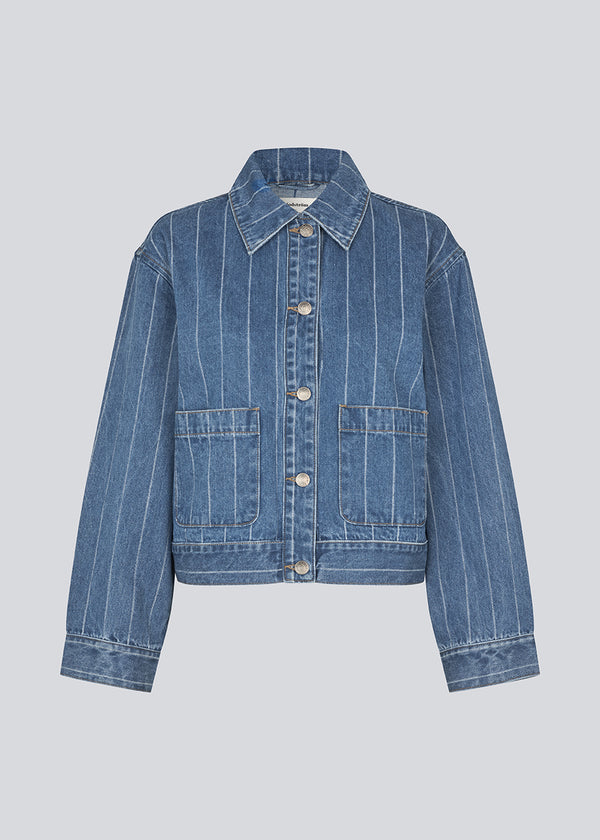 Denim skjorte med løs pasform og knappelukning. IsoldeMD jacquard overshirt har brede ærmer, skjorte krave og to lommer til. Denim skjorten kan fint bruges som en let jakke henover sommeren.
