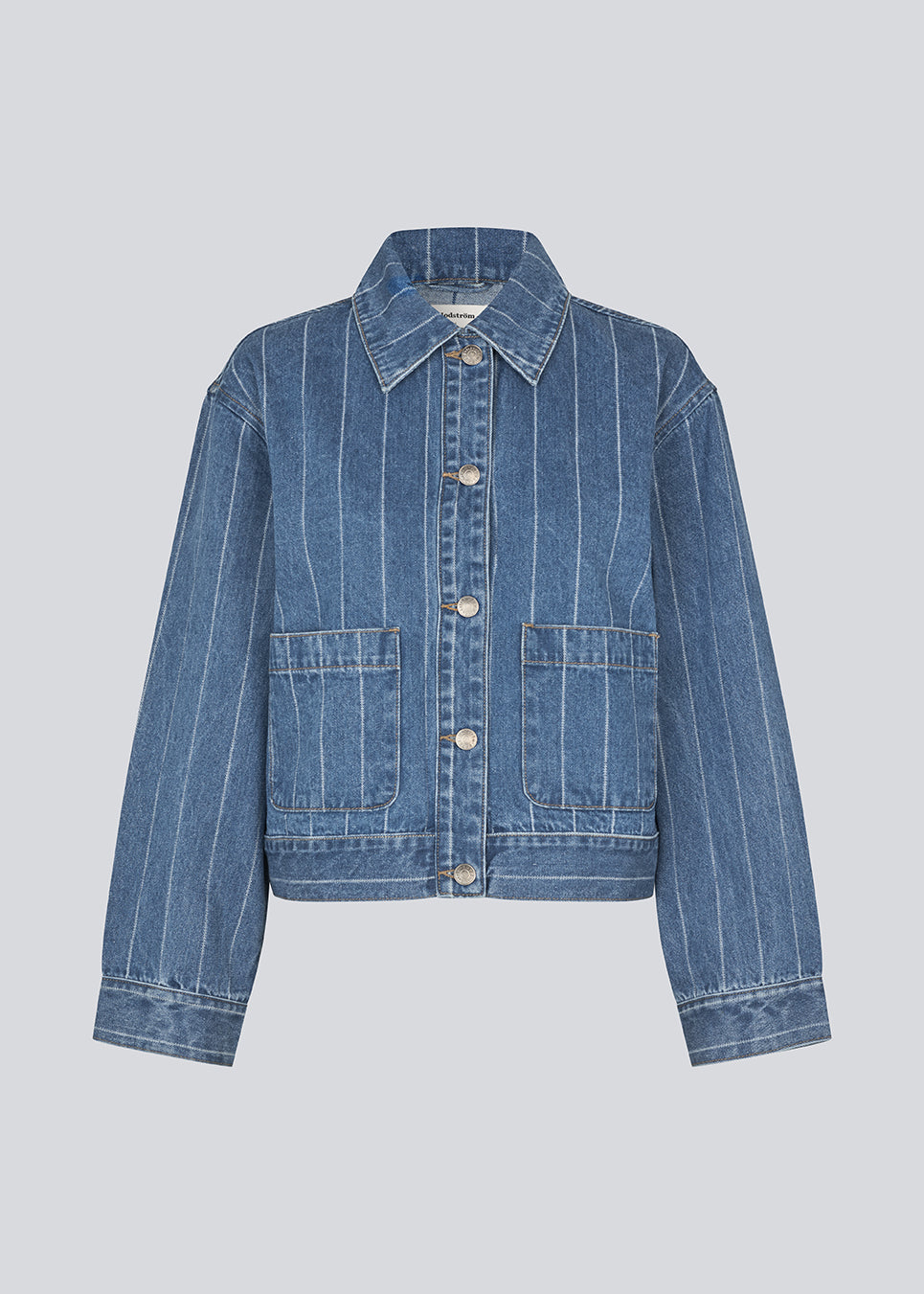 Denim skjorte med løs pasform og knappelukning. IsoldeMD jacquard overshirt har brede ærmer, skjorte krave og to lommer til. Denim skjorten kan fint bruges som en let jakke henover sommeren.
