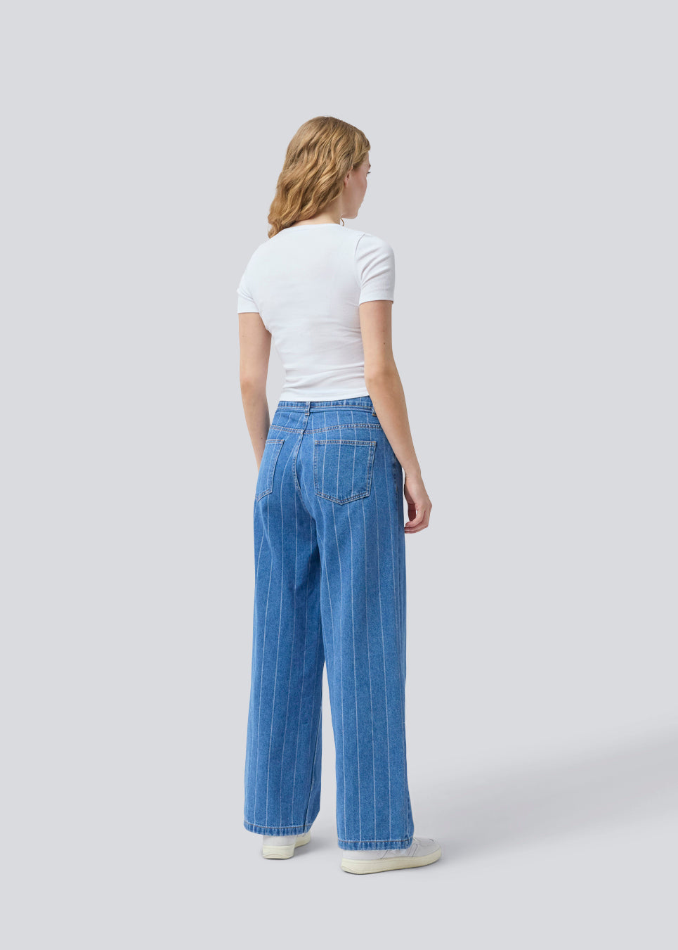 Denim jeans med vidde i bomuldsdenim. IsoldeMD jacquard pants har en høj talje for- og baglommer og et bindebånd i taljen. Bukserne har en cool detalje i form af striber.&nbsp;