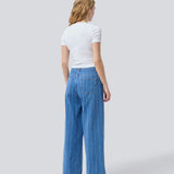 Denim jeans med vidde i bomuldsdenim. IsoldeMD jacquard pants har en høj talje for- og baglommer og et bindebånd i taljen. Bukserne har en cool detalje i form af striber.&nbsp;