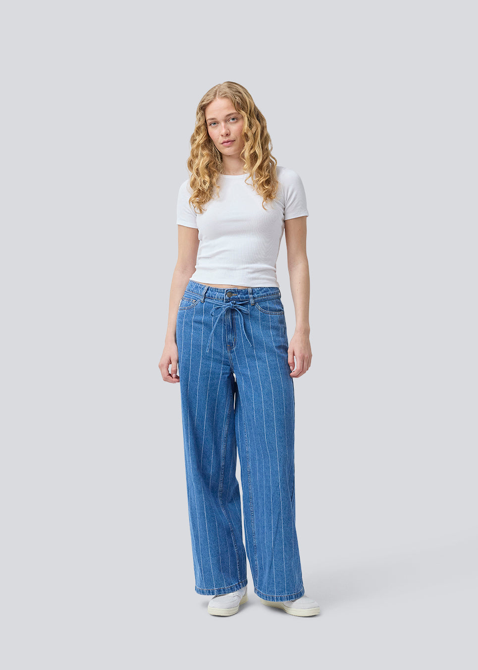 Denim jeans med vidde i bomuldsdenim. IsoldeMD jacquard pants har en høj talje for- og baglommer og et bindebånd i taljen. Bukserne har en cool detalje i form af striber.&nbsp;