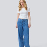 Denim jeans med vidde i bomuldsdenim. IsoldeMD jacquard pants har en høj talje for- og baglommer og et bindebånd i taljen. Bukserne har en cool detalje i form af striber.&nbsp;