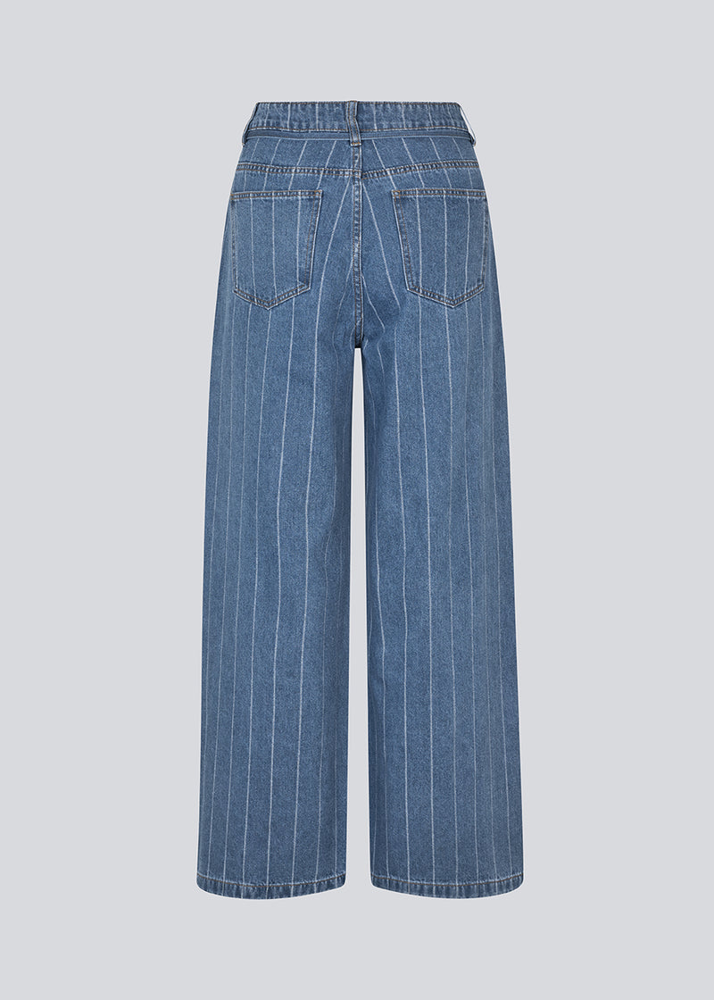 Denim jeans med vidde i bomuldsdenim. IsoldeMD jacquard pants har en høj talje for- og baglommer og et bindebånd i taljen. Bukserne har en cool detalje i form af striber.&nbsp;