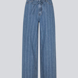 Denim jeans med vidde i bomuldsdenim. IsoldeMD jacquard pants har en høj talje for- og baglommer og et bindebånd i taljen. Bukserne har en cool detalje i form af striber.&nbsp;