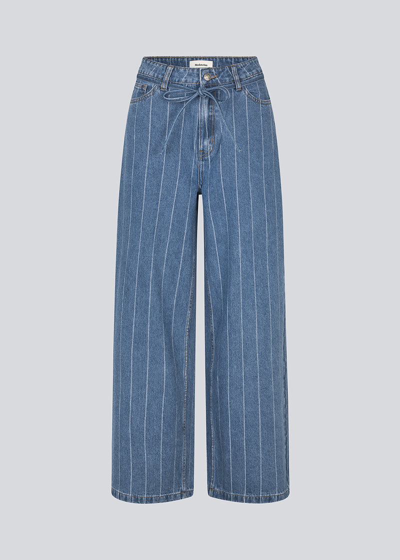 Denim jeans med vidde i bomuldsdenim. IsoldeMD jacquard pants har en høj talje for- og baglommer og et bindebånd i taljen. Bukserne har en cool detalje i form af striber.&nbsp;