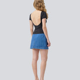 Kort denim nederdel i bomuldsdenim. IsoldeMD jacquard skirt har en symetrick lukning fortil og lukkes med en knap.