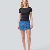 Kort denim nederdel i bomuldsdenim. IsoldeMD jacquard skirt har en symetrick lukning fortil og lukkes med en knap.