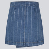 Kort denim nederdel i bomuldsdenim. IsoldeMD jacquard skirt har en symetrick lukning fortil og lukkes med en knap.