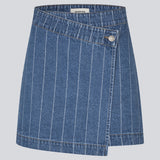 Kort denim nederdel i bomuldsdenim. IsoldeMD jacquard skirt har en symetrick lukning fortil og lukkes med en knap.