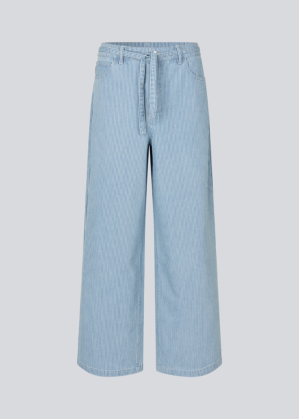Populære jeans med vidde i bomuldsdenim med bindebånd i taljen. Farven er lyseblå med sarte hvide striber. IsoldeMD pants har en høj talje og for- og baglommer.&nbsp;