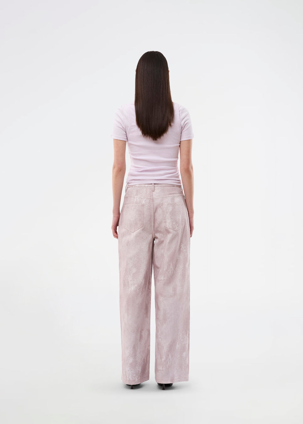 Den klassiske IsoldeMD-model i unikt slangeprint. IsoldeMD Print Pants er lette i kvaliteten og har klassiske detaljer som lommer, bæltestropper, lynlåslukning samt snørrebælte i taljen. Et stilfuldt og moderne valg til hverdags- og festlooks.
