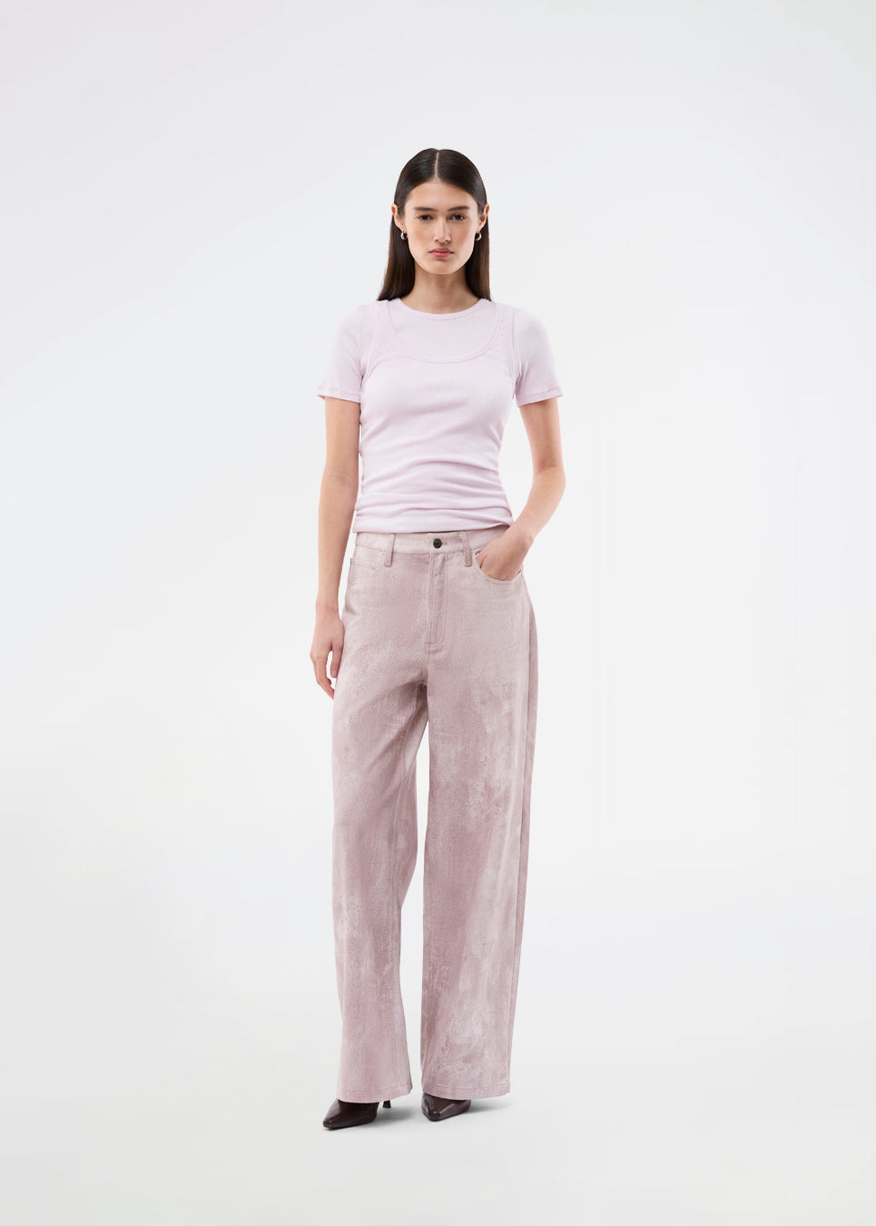Den klassiske IsoldeMD-model i unikt slangeprint. IsoldeMD Print Pants er lette i kvaliteten og har klassiske detaljer som lommer, bæltestropper, lynlåslukning samt snørrebælte i taljen. Et stilfuldt og moderne valg til hverdags- og festlooks.