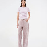 Den klassiske IsoldeMD-model i unikt slangeprint. IsoldeMD Print Pants er lette i kvaliteten og har klassiske detaljer som lommer, bæltestropper, lynlåslukning samt snørrebælte i taljen. Et stilfuldt og moderne valg til hverdags- og festlooks.
