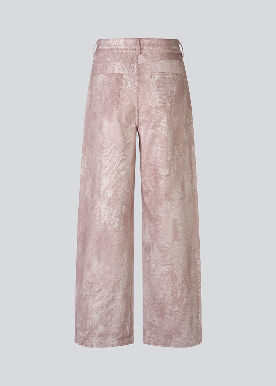 Den klassiske IsoldeMD-model i unikt slangeprint. IsoldeMD Print Pants er lette i kvaliteten og har klassiske detaljer som lommer, bæltestropper, lynlåslukning samt snørrebælte i taljen. Et stilfuldt og moderne valg til hverdags- og festlooks.