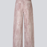 Den klassiske IsoldeMD-model i unikt slangeprint. IsoldeMD Print Pants er lette i kvaliteten og har klassiske detaljer som lommer, bæltestropper, lynlåslukning samt snørrebælte i taljen. Et stilfuldt og moderne valg til hverdags- og festlooks.