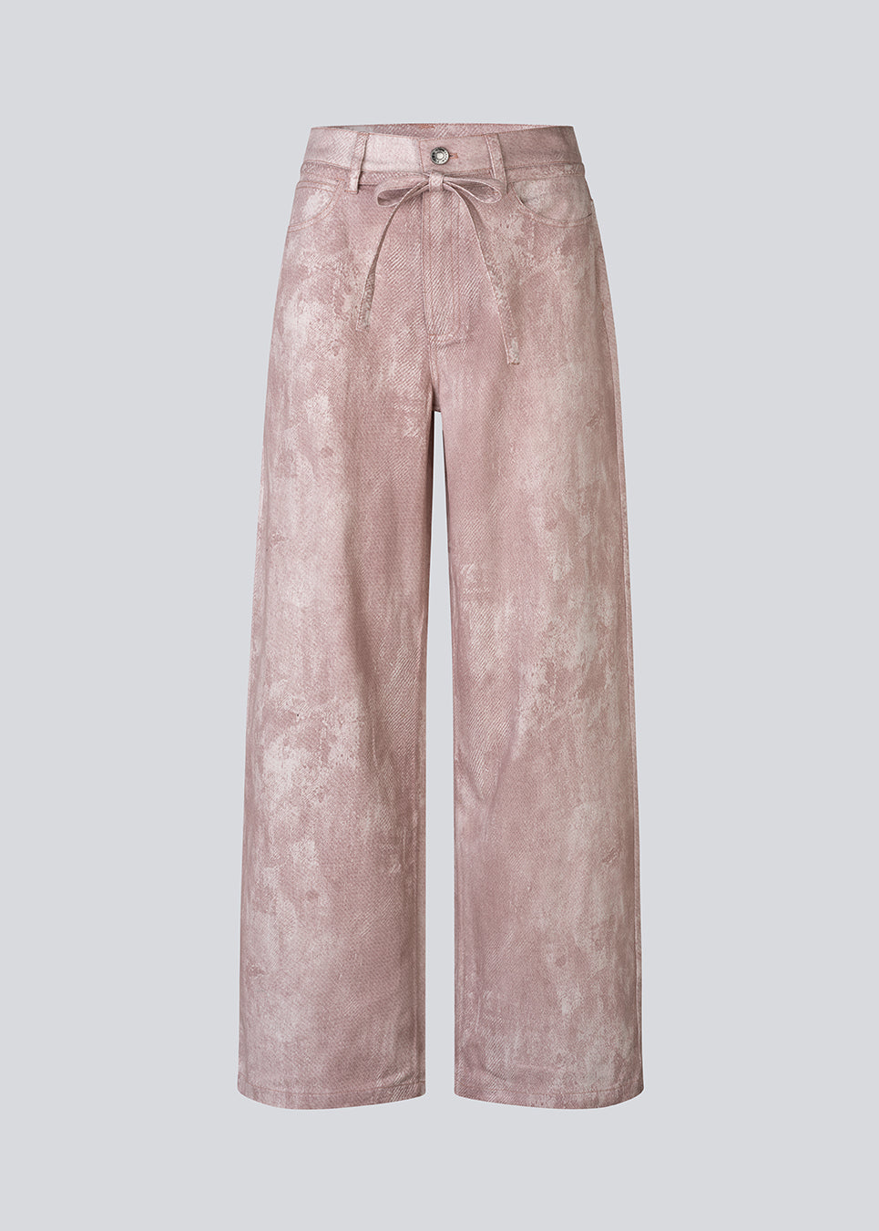 Den klassiske IsoldeMD-model i unikt slangeprint. IsoldeMD Print Pants er lette i kvaliteten og har klassiske detaljer som lommer, bæltestropper, lynlåslukning samt snørrebælte i taljen. Et stilfuldt og moderne valg til hverdags- og festlooks.
