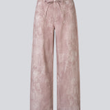 Den klassiske IsoldeMD-model i unikt slangeprint. IsoldeMD Print Pants er lette i kvaliteten og har klassiske detaljer som lommer, bæltestropper, lynlåslukning samt snørrebælte i taljen. Et stilfuldt og moderne valg til hverdags- og festlooks.