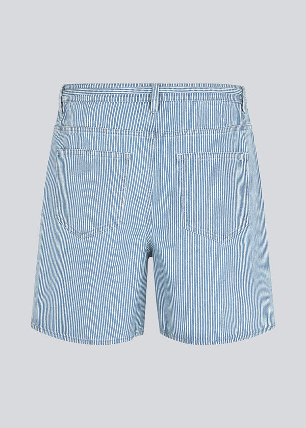 Denim shorts med mellemhøj talje. IsoldeMD shorts har lynlåsgylp, for- og baglommer samt et bindebånd.