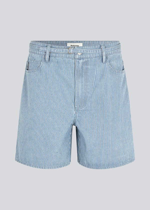 Denim shorts med mellemhøj talje. IsoldeMD shorts har lynlåsgylp, for- og baglommer samt et bindebånd.