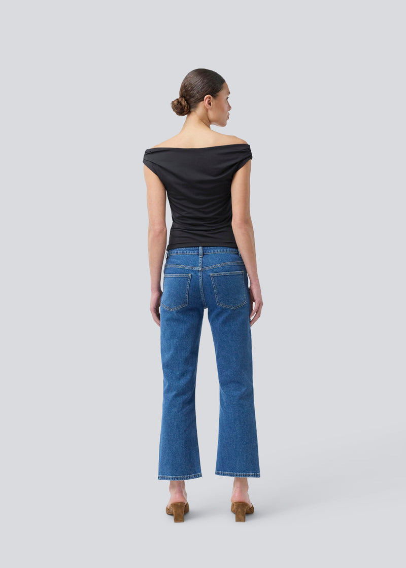 Flared jeans i boumuldsdenim. IsoldeMD solid cropped jeans har en høj talje, lynlåsgylp og for- og baglommer.
