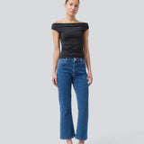 Flared jeans i boumuldsdenim. IsoldeMD solid cropped jeans har en høj talje, lynlåsgylp og for- og baglommer.
