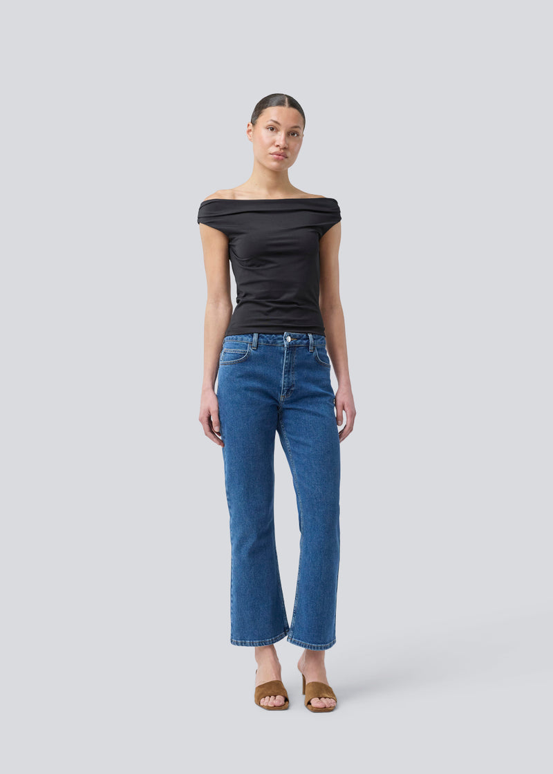 Flared jeans i boumuldsdenim. IsoldeMD solid cropped jeans har en høj talje, lynlåsgylp og for- og baglommer.
