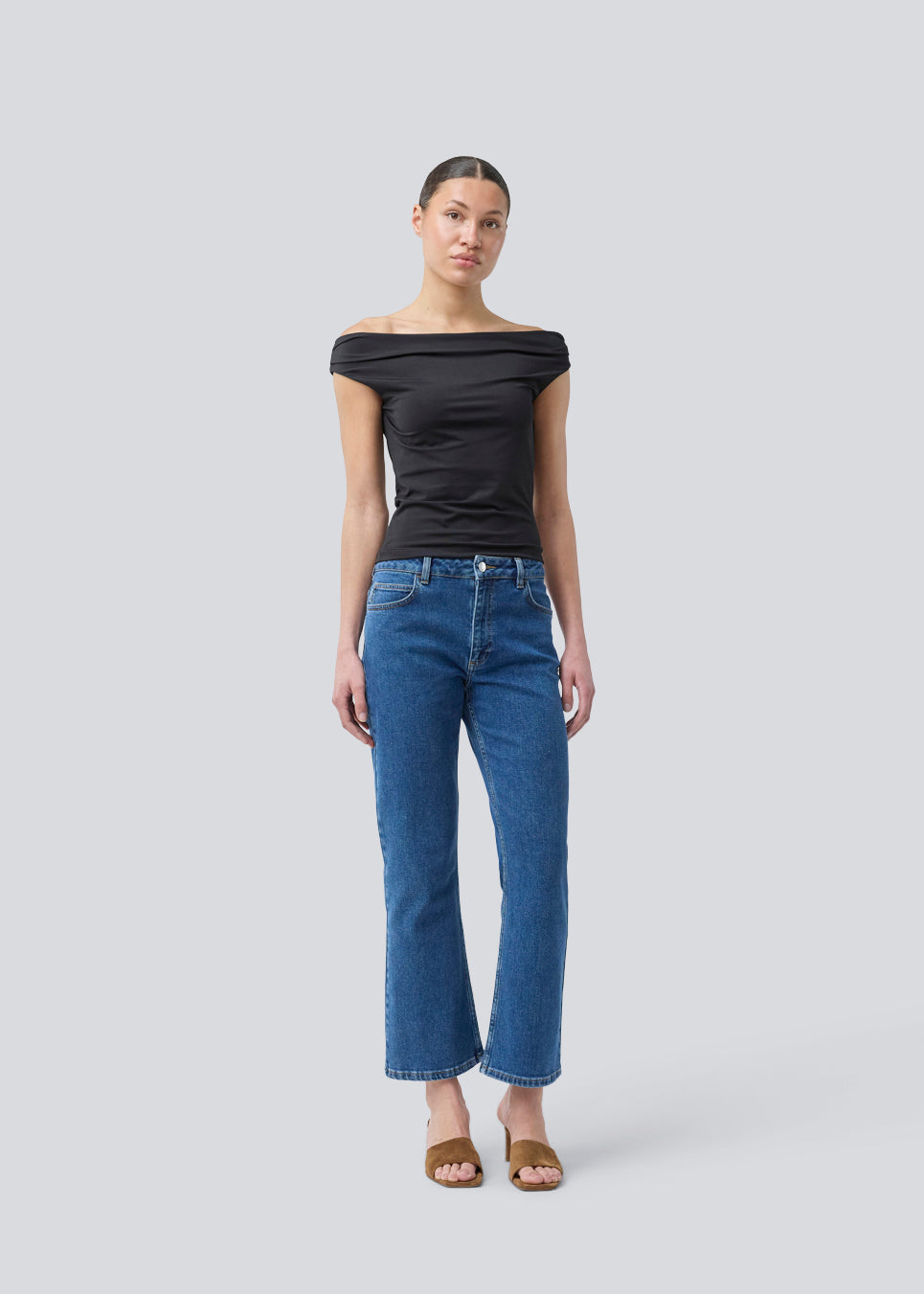 Flared jeans i boumuldsdenim. IsoldeMD solid cropped jeans har en høj talje, lynlåsgylp og for- og baglommer.
