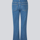 Flared jeans i boumuldsdenim. IsoldeMD solid cropped jeans har en høj talje, lynlåsgylp og for- og baglommer.
