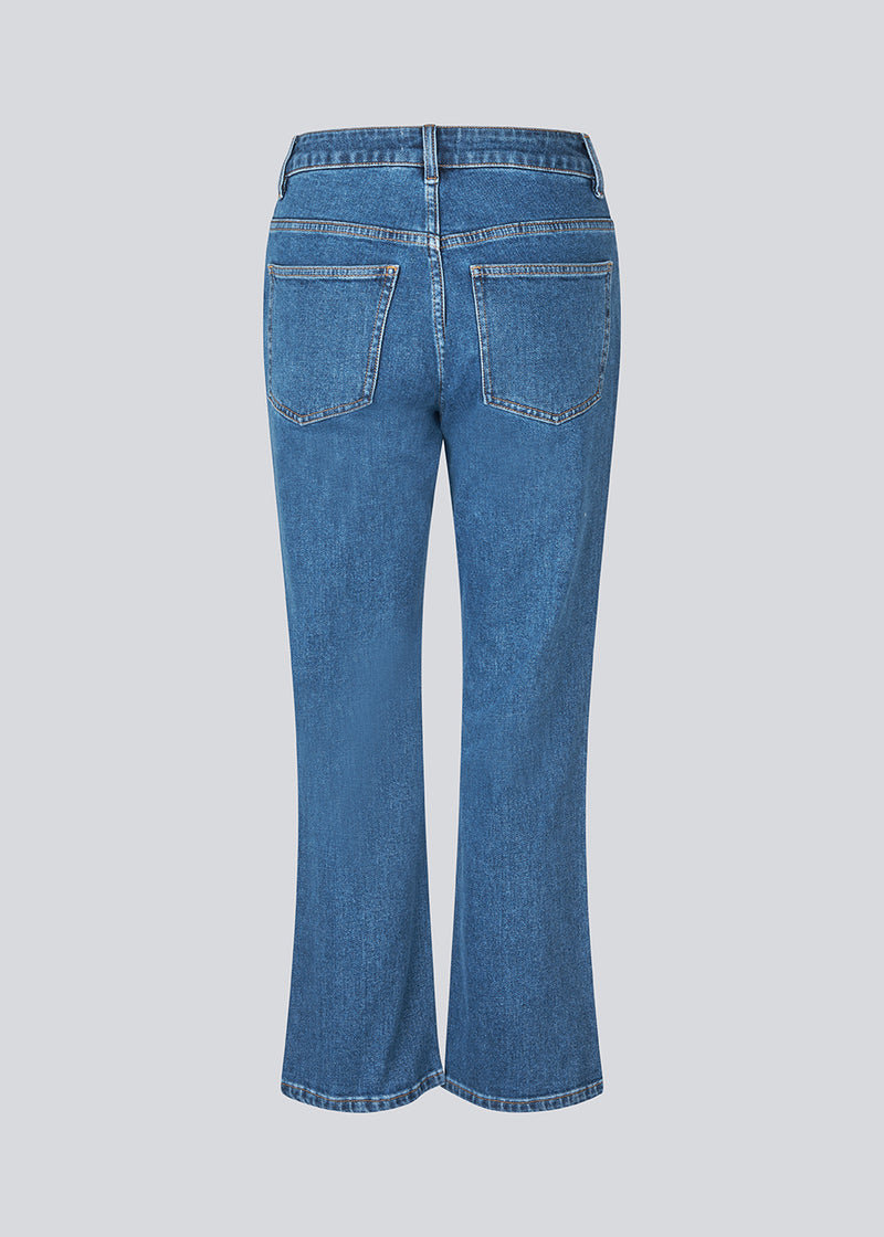 Flared jeans i boumuldsdenim. IsoldeMD solid cropped jeans har en høj talje, lynlåsgylp og for- og baglommer.
