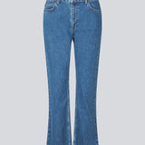 Flared jeans i boumuldsdenim. IsoldeMD solid cropped jeans har en høj talje, lynlåsgylp og for- og baglommer.
